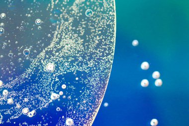 Kabarcıklar arka planda. Mavi tonda damlalarla soyut arkaplan. Çok renkli arkaplanı düşürür..
