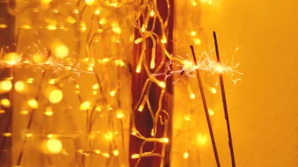 Новогодняя Вечеринка Блестящие Бенгальские Огни Светящихся Гирляндах Праздничном Фоне Кадров — стоковое видео