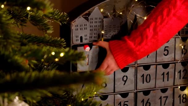 Calendario Advenimiento Chocolate Santa Claus Calendario Adviento Niño Mano Suéter — Vídeo de stock