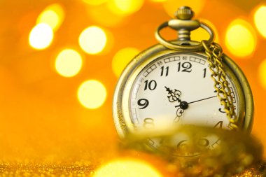 Almanya 'da Noel Aydınlatması. eski kasabanın yarı ahşap evleri ve şenlikli dekorasyonlarıyla. Avrupa' da Noel. Dekoratif sarı el feneri ve siyah arka planda parıldayan bir çelenk.