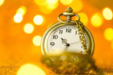 Almanya 'da Noel Aydınlatması. eski kasabanın yarı ahşap evleri ve şenlikli dekorasyonlarıyla. Avrupa' da Noel. Dekoratif sarı el feneri ve siyah arka planda parıldayan bir çelenk.