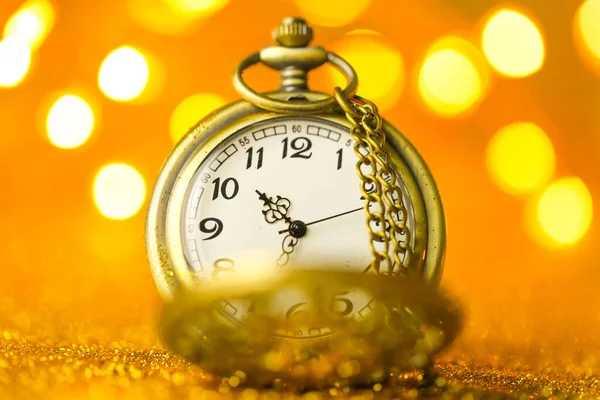 Natal Ano Novo Time Golden Relógio Brilho Ouro Fundo Amarelo — Fotografia de Stock