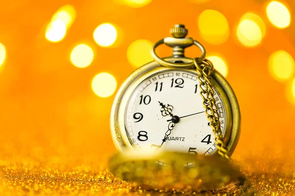 Relógio Natal Time Golden Brilho Ouro Com Brilhando Bokeh Holiday — Fotografia de Stock