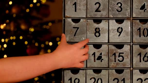 Calendario Adviento Navidad Mano Del Niño Abre Calendario Adviento Cerca — Vídeo de stock