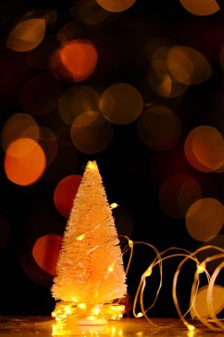Parlak gölgelikli Noel ağacı arka planı. Noel ağacı şenlik arka planı. Noel ve yeni yıl arkaplanı.
