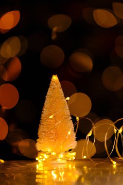 Parlak gölgelikli Noel ağacı. Noel ağacı şenlik arka planı. Noel ve yeni yıl arkaplanı.