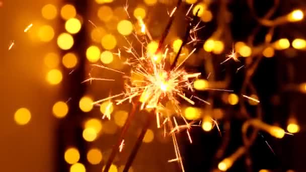 Kerst Behang Sparkling Bengal Vuur Glanzende Slingers Bokeh Achtergrond Beelden — Stockvideo