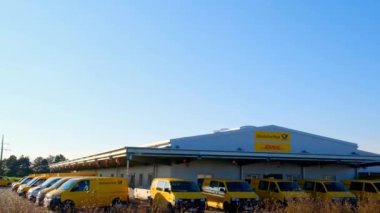 Neuburg, Bavaria.germany - 1310 21: Neuburg Alman posta filosu. Almanya 'da postane DHL. Paket toplama noktası. 4k görüntü