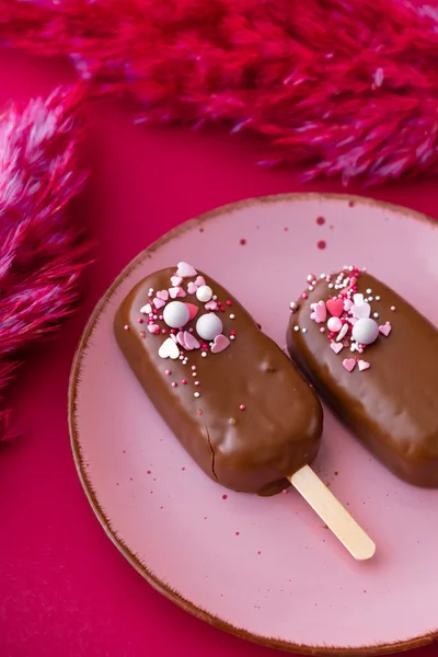 Морозиво Кекс Шоколадні Кекси Встановлені Рожевій Тарілці Рожевими Сушеними Квітами — стокове фото
