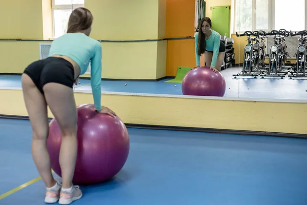 Σέξι Ελκυστική Μελαχρινή Στέκεται Μια Μπάλα Γυμναστηρίου Κάμψη Κάτω Όμορφα — Φωτογραφία Αρχείου