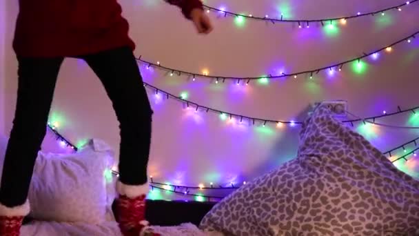 크리스마스 스웨터를 크리스마스 양말을 크리스마스를 즐기며 침대에서 내린다 크리스마스 — 비디오