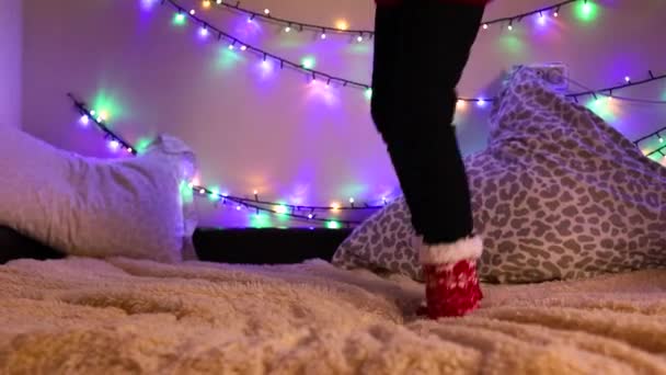 Eine Junge Frau Weihnachtssocken Und Weihnachtspullover Hüpft Oder Tanzt Fröhlich — Stockvideo