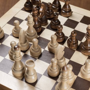 Satranç oyunu, üst manzara, yakın plan satranç hamlesi. Entelektüel eğlence kavramı.