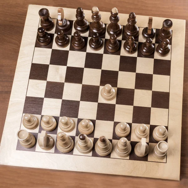 Σκάκι Αρχή Του Παιχνιδιού Ανοίγει Λευκό Πιόνι Έκανε Την Πρώτη — Φωτογραφία Αρχείου