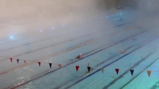 Piscina Aire Libre Invierno Heladas Severas Gente Nada Piscina Aire — Vídeo de stock