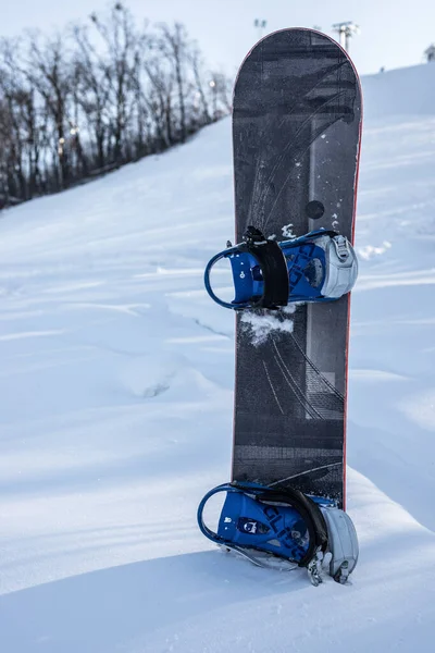 Дошка Сноубордингу Снігу Тлі Лижного Схилу Вертикальне Фото Концепція Сноубордингу — стокове фото