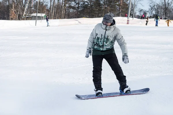 Uno Snowboarder Sta Rotolando Lungo Pendio Innevato Attività All Aperto — Foto Stock