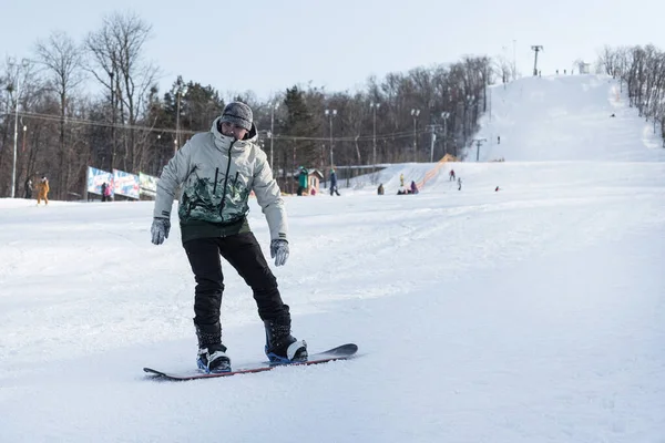 Hombre Haciendo Snowboard Cuesta Abajo Está Punto Detenerse Pista Esquí —  Fotos de Stock