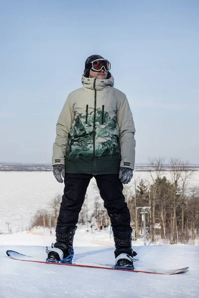 Giovane Uomo Trova Uno Snowboard Cima Una Montagna Guarda Lontananza — Foto Stock