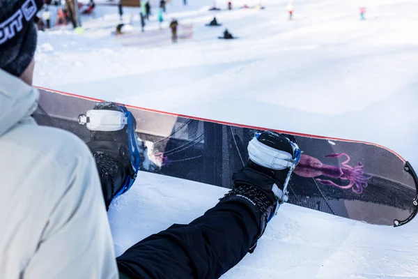 Uno Snowboarder Seduto Sulla Pista Una Stazione Sciistica Vista Prima — Foto Stock