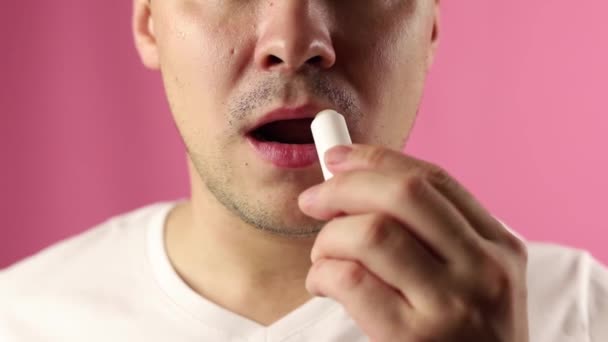 Man Applicerar Hygieniska Läppstift Läpparna För Att Återuppliva Nariga Läppar — Stockvideo