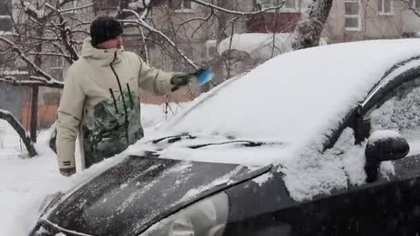 Чоловік Чистить Вітрове Скло Автомобіля Від Снігу Льоду Щіткою Скребком — стокове відео