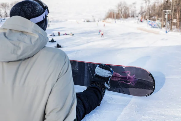 Uno Snowboarder Seduto Sulla Cima Una Montagna Riposandosi Preparandosi Scendere — Foto Stock