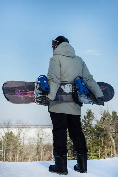 Joven Con Una Tabla Snowboard Sus Espaldas Ladera Montaña —  Fotos de Stock