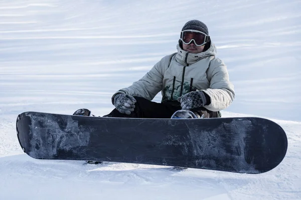 Uno Snowboarder Seduto Sulla Cima Una Montagna Concetto Sport Invernali — Foto Stock