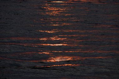 Düzensiz dalga yapısı olan mavi ve turkuaz su