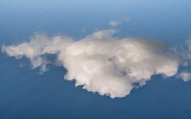 Mavi gökyüzü ve beyaz bulut parlak bir günde suyu yansıtır izlenimci resim gibi görünür, su yansıması soyut arka plan kavramı gibi.