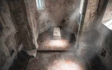 HUNEDOARA, ROMANIA - 27 Mayıs 2020: Romanya 'nın Hunedoara kentindeki Corvin Kalesi şapelinde. Transilvanya 'da bulunan ve Drakula isimleri ve vampirlerle ilgili olan ünlü Romanya simgelerinden biri..