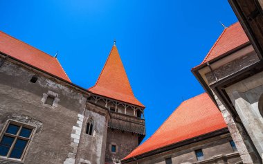 HUNEDOARA, ROMANIA - 27 Mayıs 2020: Romanya 'nın Hunedoara kentindeki Corvin Kalesi şapelinde. Transilvanya 'da bulunan ve Drakula isimleri ve vampirlerle ilgili olan ünlü Romanya simgelerinden biri..