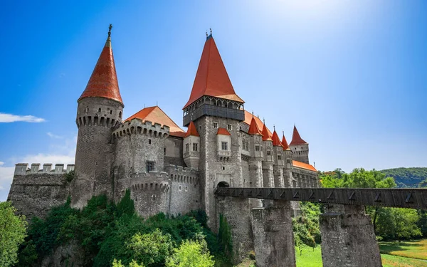HUNEDOARA, ROMANIA - 27 Mayıs 2020: Romanya 'nın Hunedoara kentindeki Corvin Kalesi şapelinde. Transilvanya 'da bulunan ve Drakula isimleri ve vampirlerle ilgili olan ünlü Romanya simgelerinden biri..