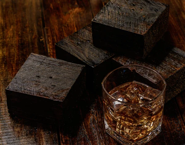 Zwart Gelakte Houten Tafel Met Een Whiskeyglas Met Ijs Zwarte — Stockfoto