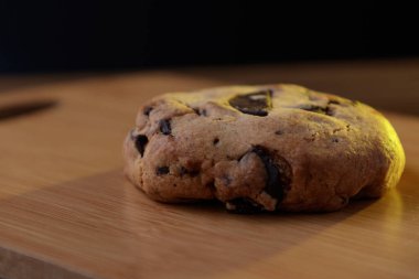 Fırın tatlıları hafif ahşap tahtada izole, öğleden sonra lambası