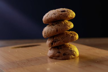 Fırın tatlıları hafif ahşap tahtada izole, öğleden sonra lambası