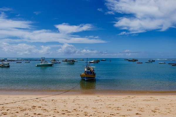 Água Azul Céu Com Barcos Barcos Costa Praia Forte Bahia — Fotografia de Stock