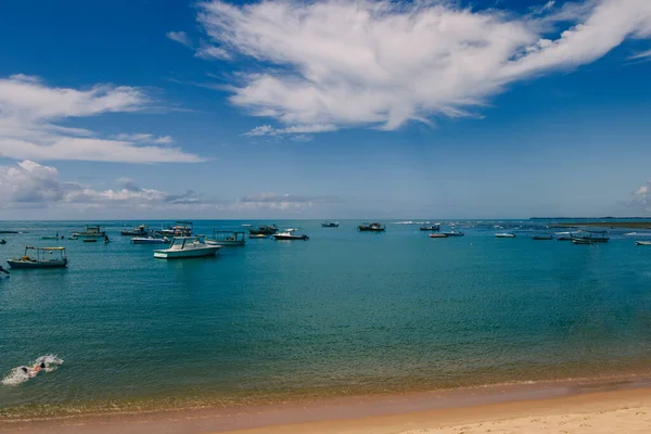 プライア フォートの海岸にボートやボートがある青い水と空 Bahia — ストック写真