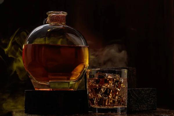 Schwarz Lackierter Holztisch Mit Whiskeyflasche Und Glas Mit Eis Schwarzer — Stockfoto