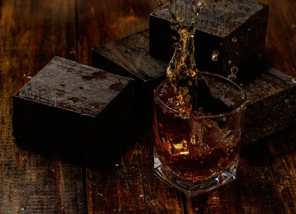Czarny Lakierowany Drewniany Stół Szklanką Whisky Lodem Czarne Tło Dymem — Zdjęcie stockowe