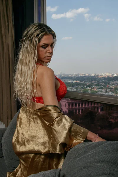 Blondă Transsexual Lenjerie Roșie Canapeaua Din Apartament Baia Lapte — Fotografie, imagine de stoc