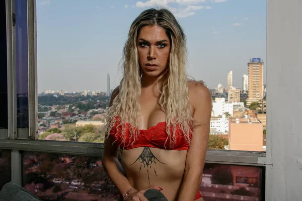 Blondă Transsexual Lenjerie Roșie Canapeaua Din Apartament Baia Lapte — Fotografie, imagine de stoc