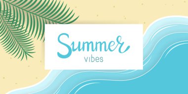 Kağıt kesiği efektli yaz titreşimleri vektör pankartı. Palmiye yaprakları ve deniz arka planı