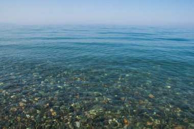 Deniz, su ve taşlardan oluşan berrak sulardaki taşlar.