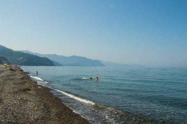 Gonio, Gürcistan - 27 Ağustos 2021: Sahilde insanlar, Karadeniz ve kum