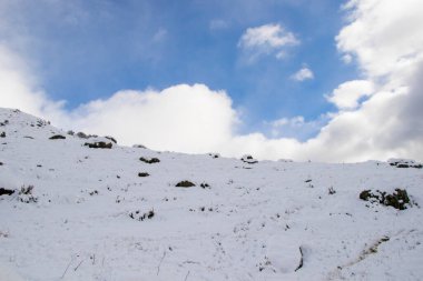 Gürcistan 'ın Egrisi bölgesinde kışları dağ manzarası ve manzarası, kar ve bulutlu gökyüzü