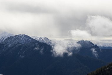 Gürcistan 'ın Egrisi bölgesinde kışları dağ manzarası ve manzarası, kar ve buz