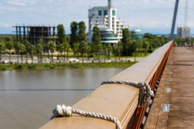 Anaklia, Gürcistan - 28 Eylül 2021: Anaklia tatil beldesi, oteller ve binalar, su ve güneş