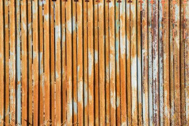 Demir ve metalik çit arka planı, çitlerdeki çizgiler.